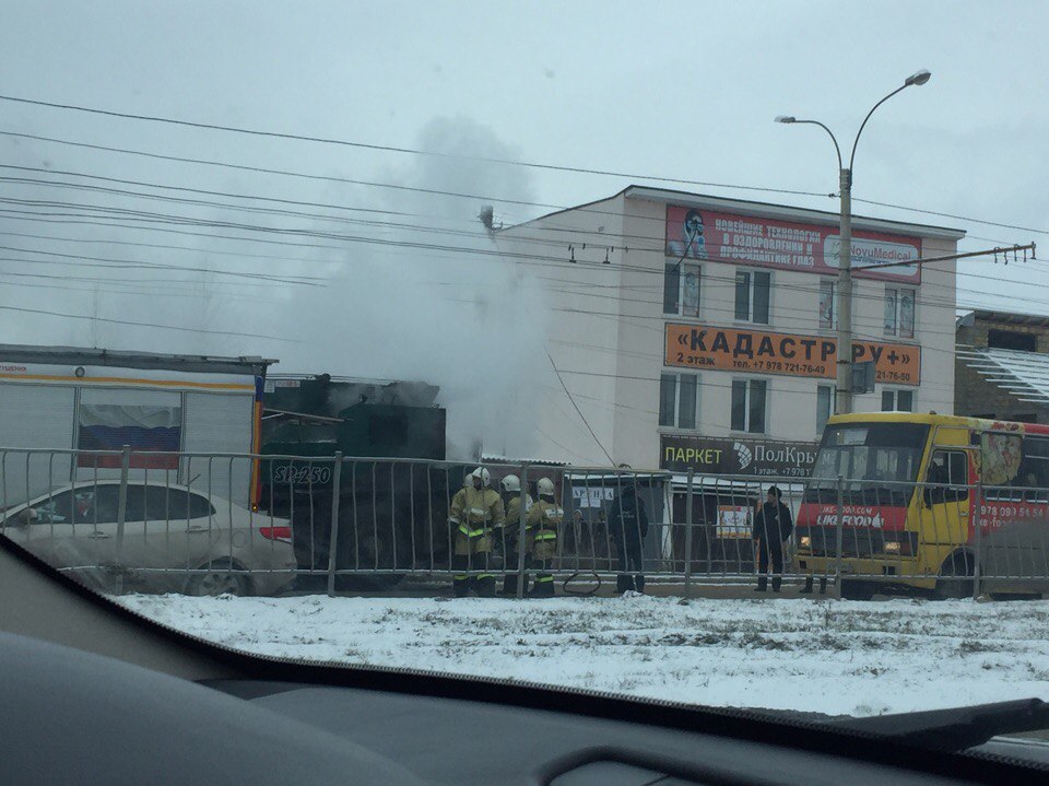 Прямо посреди дороги в Симферополе загорелся автокран [фото]