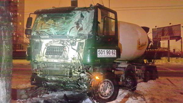 В Киеве тяжелый грузовик протаранил несколько авто(фото)