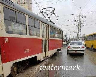 В Киеве трамвай сошел с рельсов из-за сугроба посреди путей