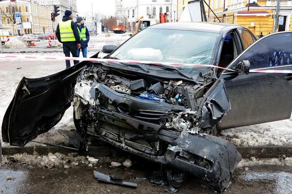 В Киеве Toyota ударом в бок выбросил Skoda на тротуар(фото)