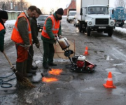 В столице ремонтируют дорогу, несмотря на мороз