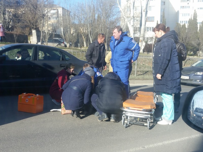В Крыму ВАЗ протаранил дерево и перевернулся, в Севастополе сбили девушку [фото]