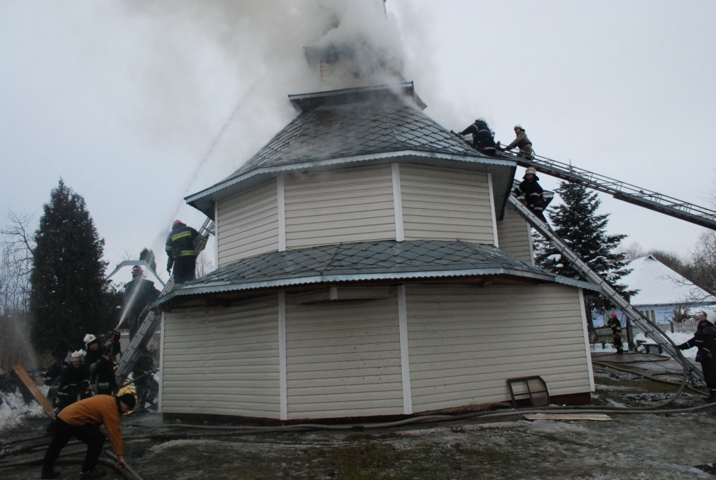 Во Львовской области горела деревянная церковь 19 века: фото