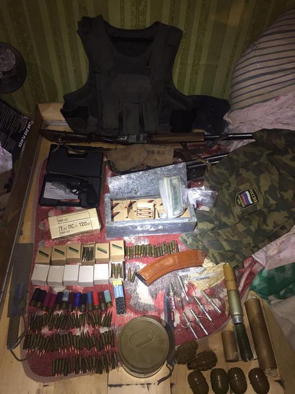На Харьковщине советник главы райсовета хранил дома арсенал оружия и российскую военную форму(фото)