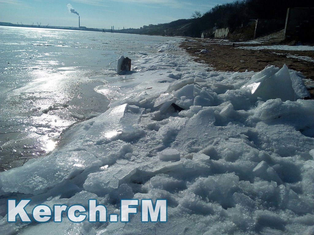 В Керченском проливе плавают льдины [фото]