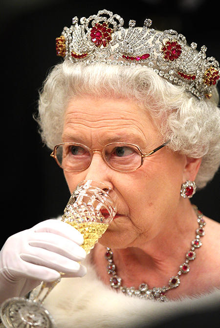 Королева Елизавета II удачно "спаивает" британцев собственным вином