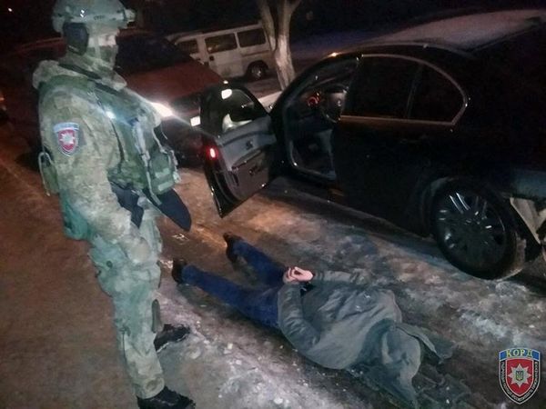 В Черновцах полиция на «горячем» задержала серийных «потрошителей» банкоматов(фото, видео)