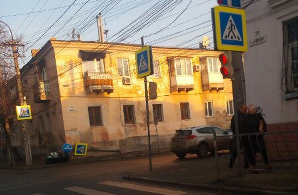 В Симферополе сбили дорожный знак и светофор [фото]