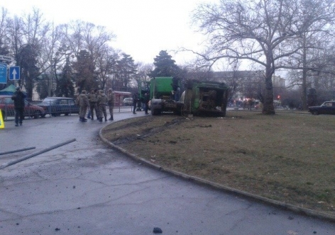 Перед зданием крымского Совмина опрокинулся мусоровоз [фото]