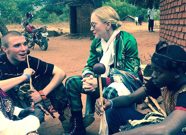 Мадонна получила разрешение на усыновление двух африканок