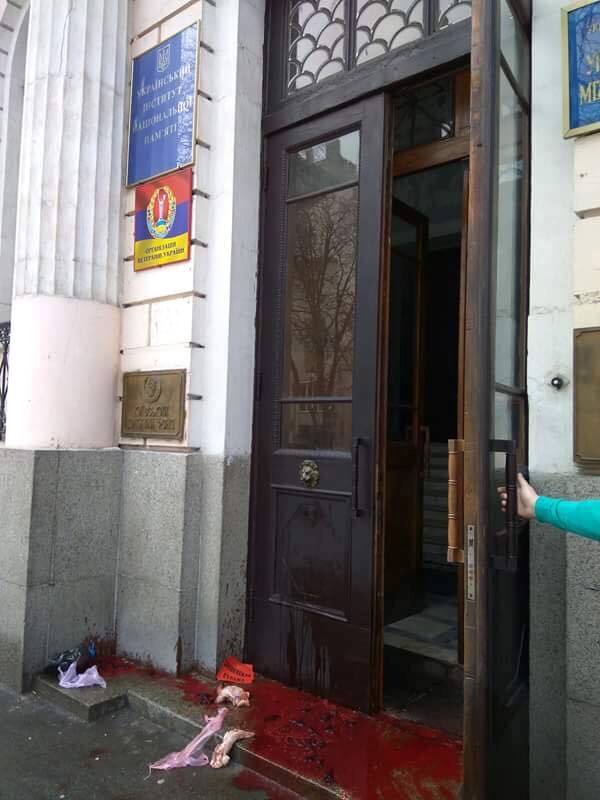Двери офиса Института национальной памяти обдали красной краской