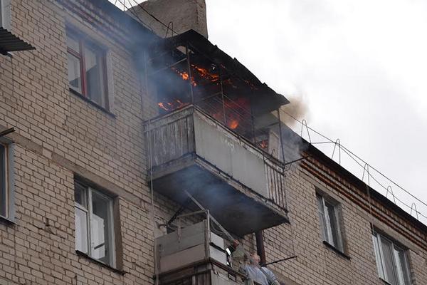 В Николаеве пожарный изловил 79-летнюю бабку, вывалившуюся с пламенеющего балкона(фото, видео)