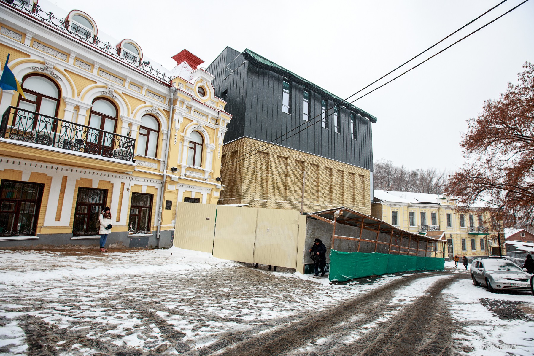 Куб раздора: Что кумекают о фасаде здания театра на Андреевском спуске архитекторы