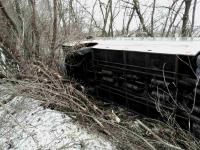 На прифронтовой территории в Донецкой области переворотился автобус с 53-мя пассажирами