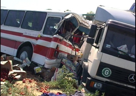 В Крыму автобус столкнулся с грузовиком – четверо пострадавших
