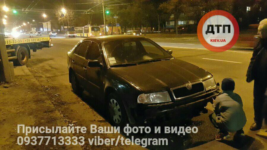В Киеве Renault разгромил автобусную остановку: фото