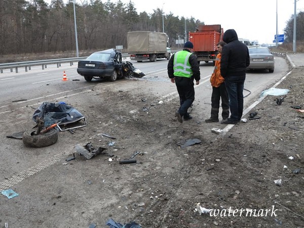 ДТП на Житомирской трассе: «Мерседес» изничтожен, водитель в реанимации