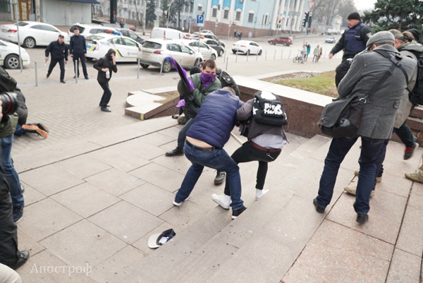 В Киеве молодые люд попытались напасть на участников марша феминисток(фото)
