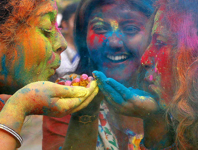 В Индии помечают праздник красок, любви и весны