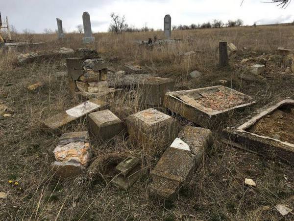 На Одесщине вандалы разгромили могильник(фото)