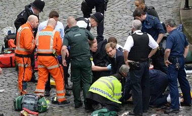 Теракт в Лондоне: депутат пробовал избавить раненого офицера: фото
