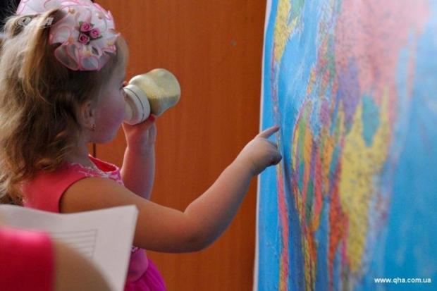 Украинка установила рекорд: девочка в 3,5 года показала невероятное знание географии мира