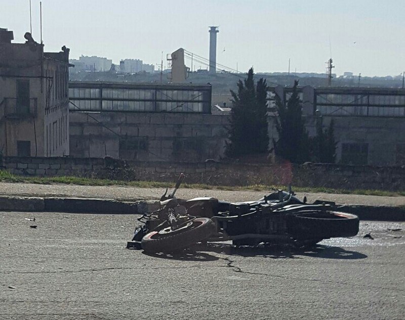 В Крыму грузовик напоролся на столб и влетел в ДТП байкер [фото]