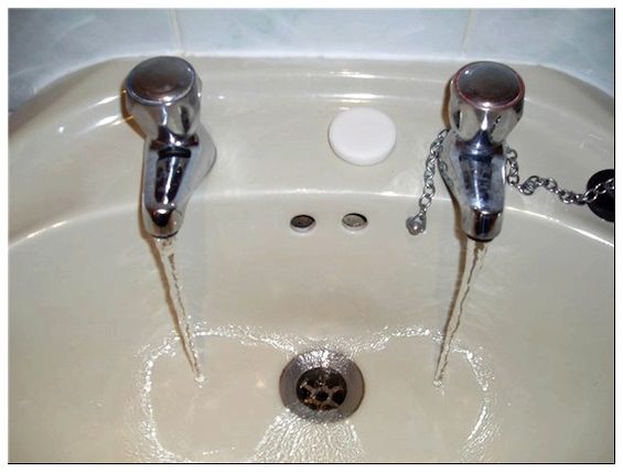 На фото типичное для Великобритании оснащение раковины в ванной комнате