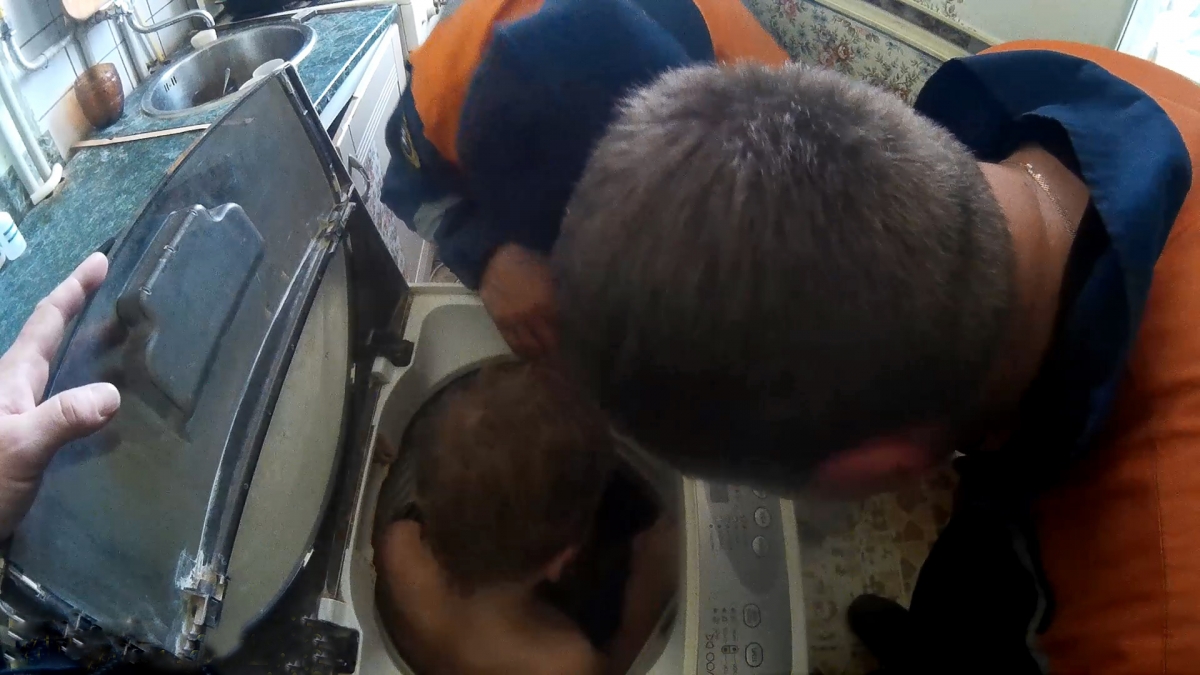 В Крыму девятилетний мальчишка завяз в стиральной машинке [фото]