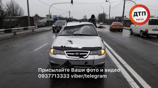ДТП в Киеве: на Столичном шоссе машина насмерть сбила лошадь - фото и видео