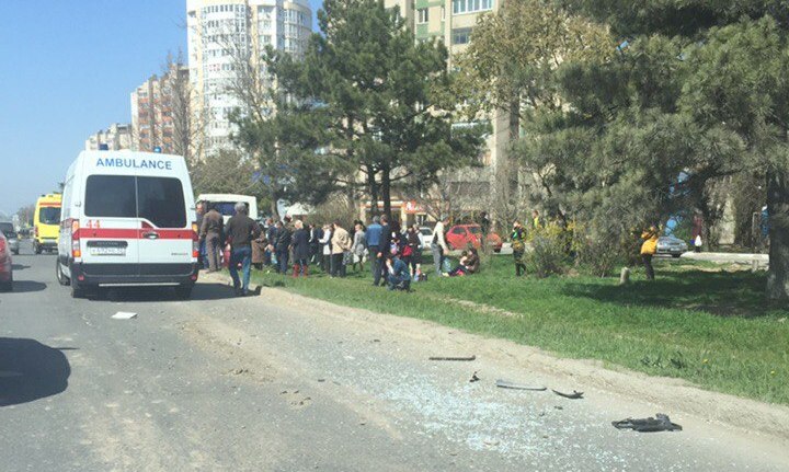 В Симферополе столкнулись два автобуса - потерпели 10 человек [фото]