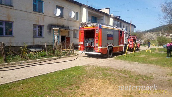 В Крыму из пламенеющей двухэтажки эвакуировали 48 человек [фото]