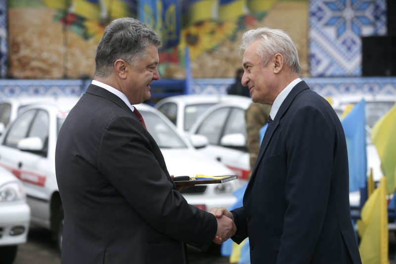 Президент вручив реанімобілі і спецавтотранспорт для медичних закладів Луганської області