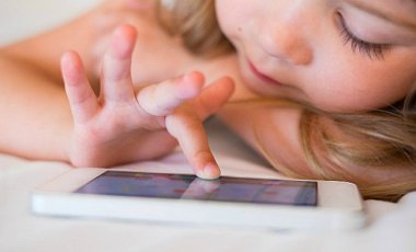 Ученые выяснили, будто игра на планшете действует на младенческий сон