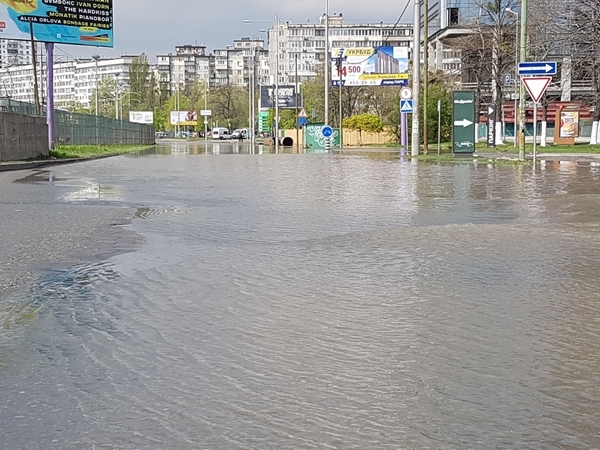 В Киеве улица обернулась в реку из-за прорыва водопровода(фото)