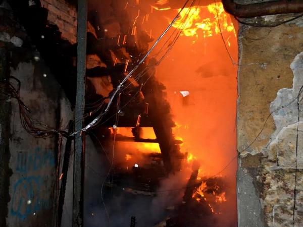 В Одессе во времена масштабного пожара в многоквартирном жилом доме выгорели 4 квартиры(фото)