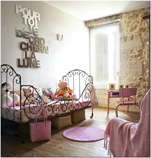Фото 1 - Кованая кровать в интерьере детской спальни, выполненной в стиле прованс