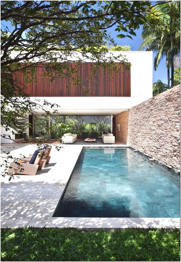 Бассейн у современного дома с садом в Бразилии