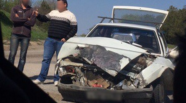 В Крыму потерпели четверо пешеходов и переворотился грузовик [ДТП 20 апреля]
