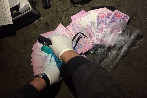Во Львове на взятке в 54 тыс. грн «погорел» следователь(фото)