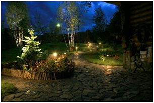 На фото - декоративные садовые фонари для клумб с цветами, stroika-smi.ru