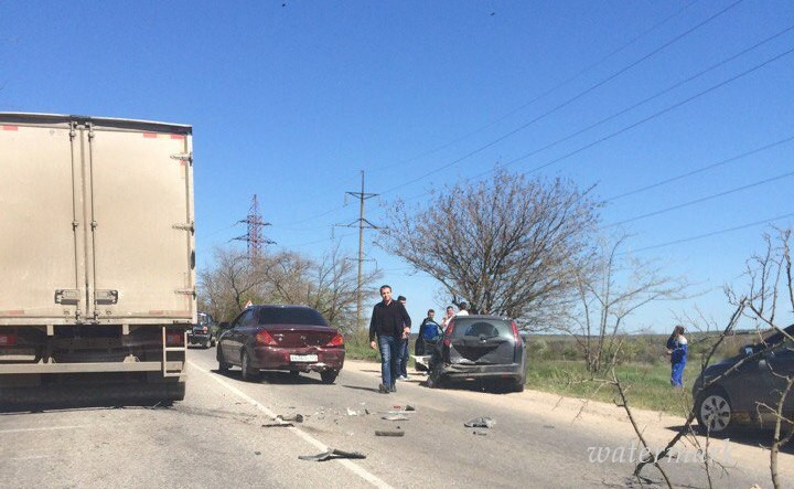 В Крыму при столкновении грузовика с легковушкой потерпела брюхатая женщина