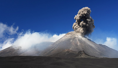 Вулкан Этна на о. Сицилия продолжает извергаться