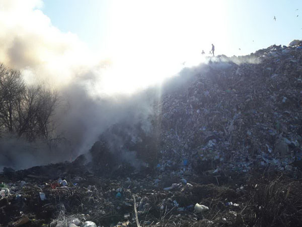 В Харьковской области тушат большенный пожар на мусорном полигоне(фото)