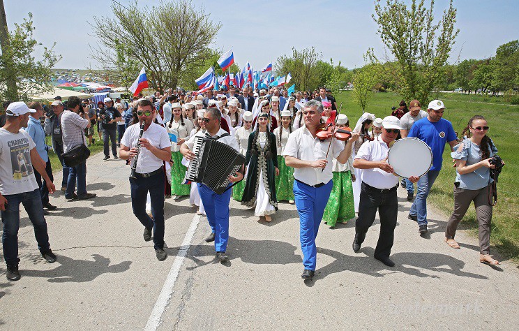 В Крыму на празднике Хыдырлез испекли огромный чебурек [фото]