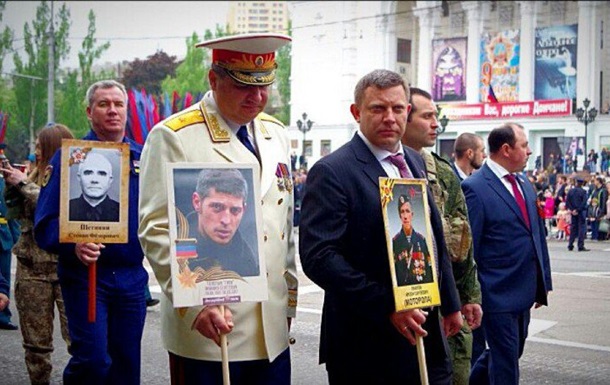 Захарченко пронес портрет Моторолы с орденом ВОВ