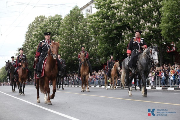 В Крыму провели три военных парада