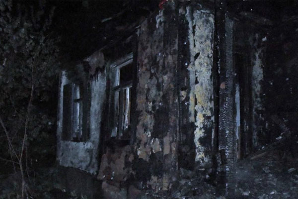 Боевики обстреляли Станицу Луганскую, частный дом сгорел дотла(фото)