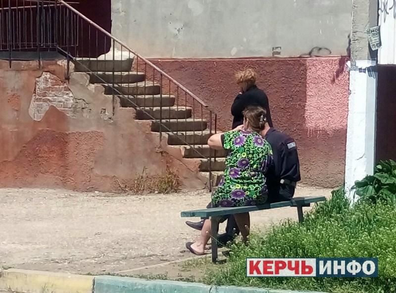 В Крыму разлетелась упавшая с многоэтажки баба [фото]