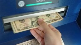Банкоматы Укрсоцбанка временно не принимают валюту: вскрыли фальшивки
